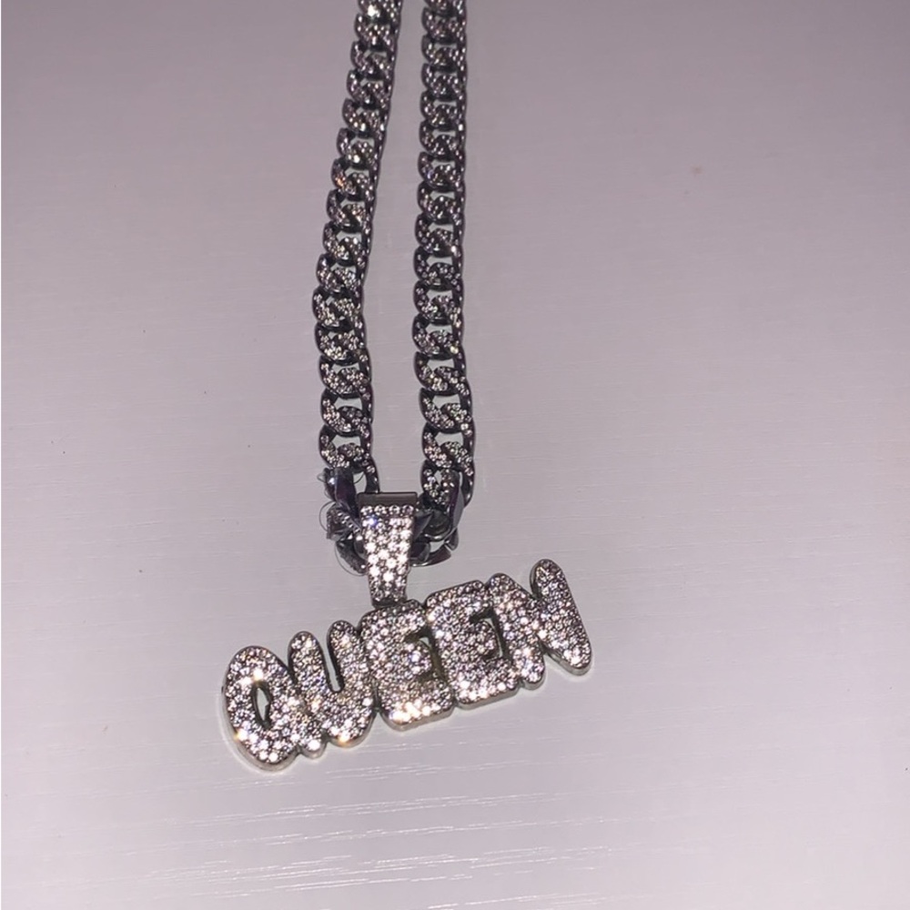 SHEIN Silver Queen Necklace
